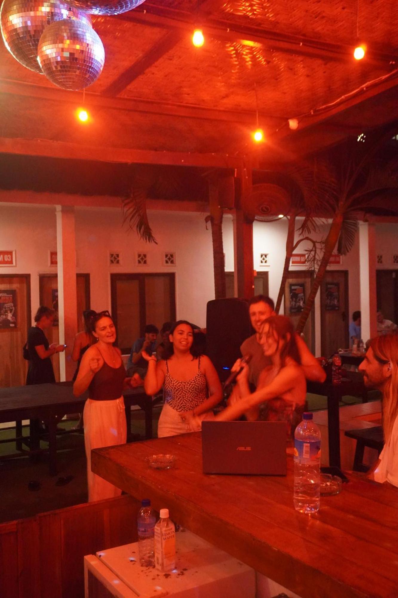 Indonesia Backpacker Hostels Kuta  エクステリア 写真